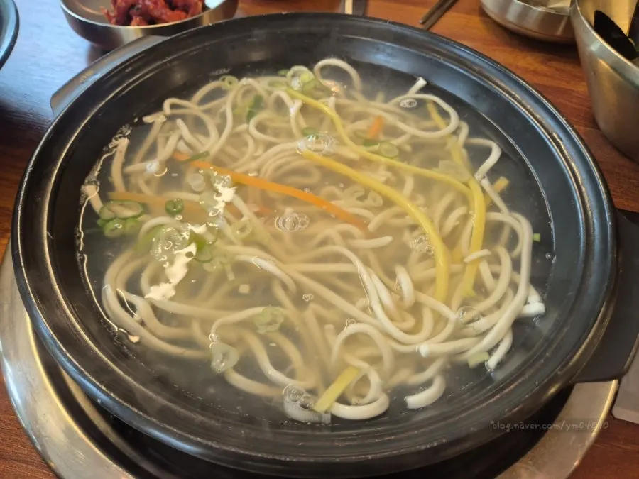 면을 넣어 완성된 고려물총칼국수