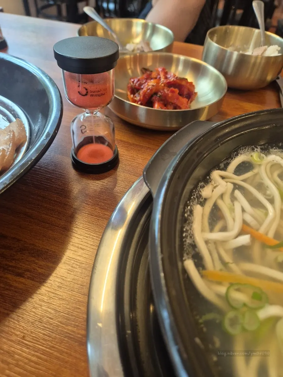 그릇에 덜어 담은 칼국수 한 그릇