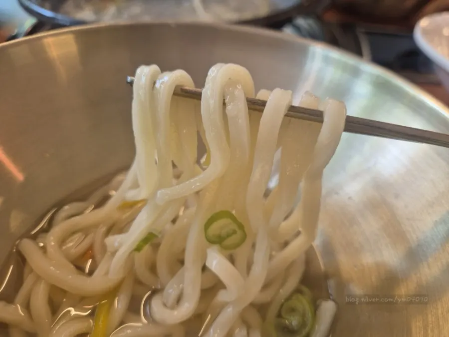 면과 조개 국물을 떠올린 모습