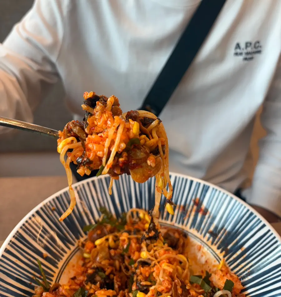 야채가 듬뿍 올라간 꼬막비빔밥