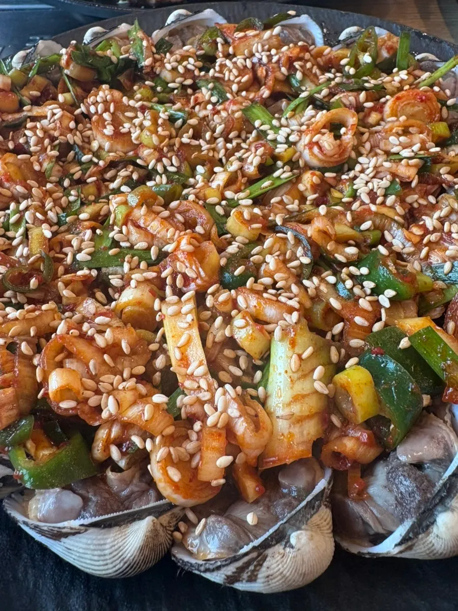 비벼 먹기 전 꼬막비빔밥 재료