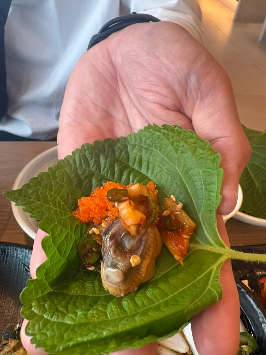 깻잎에 올린 벌교 양념꼬막