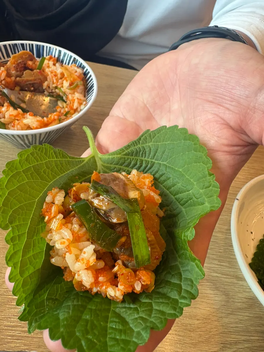 날치알을 곁들인 꼬막 쌈