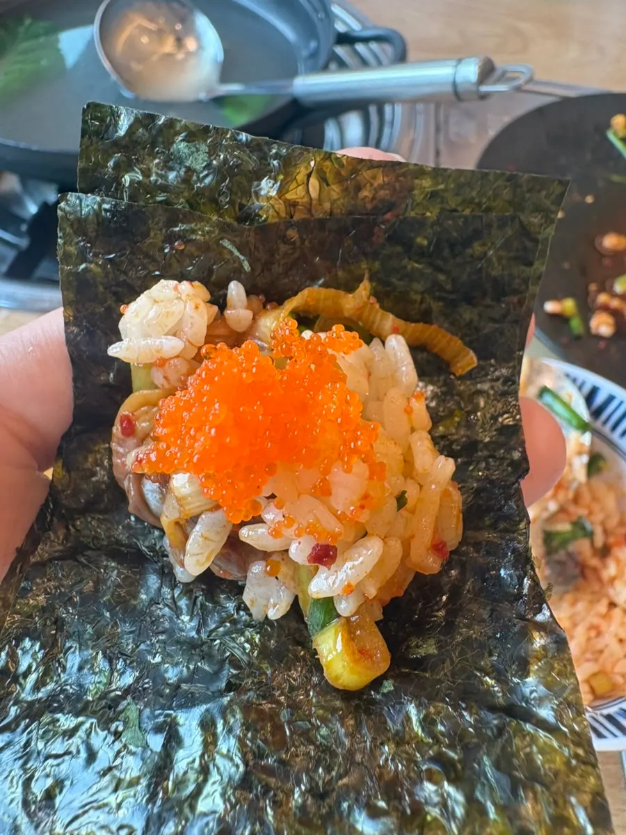 김에 올린 꼬막 비빔밥 한 입