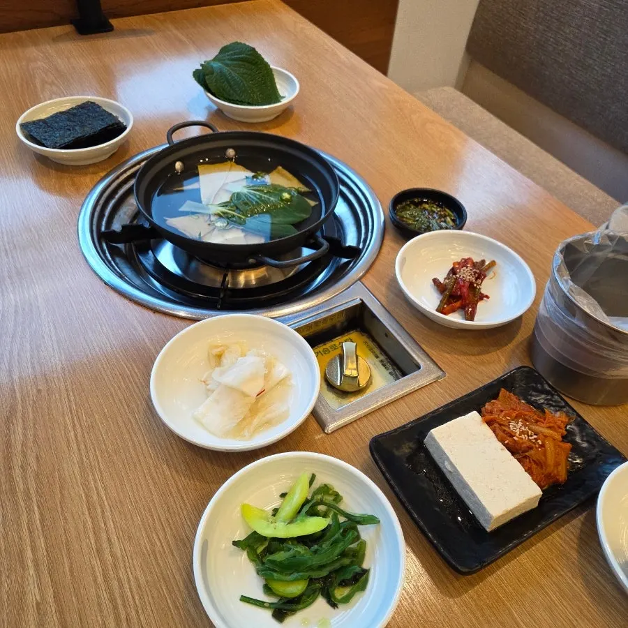 기본찬과 두부김치, 김과 깻잎