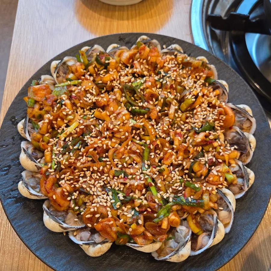 꼬막비빔밥을 김에 싸 먹는 모습