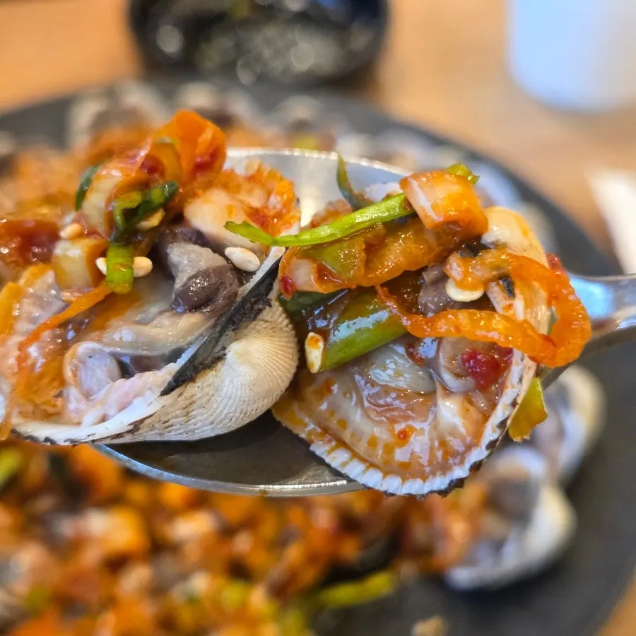 깻잎에 올린 꼬막비빔밥