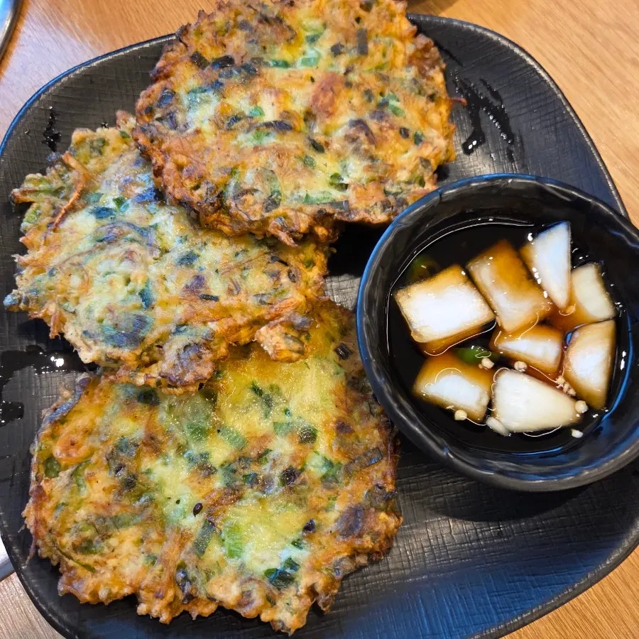 김에 날치알과 꼬막 올린 한 쌈