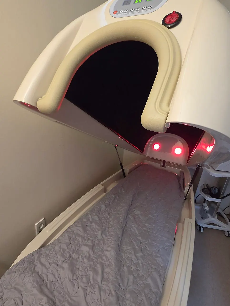Temperature therapy machine that raises core temperature using infrared light