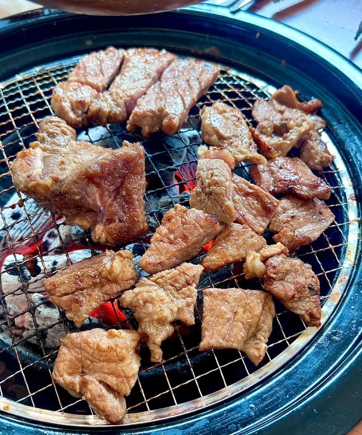 Thick 2cm pork neck yangnyeom-gui grilling over charcoal