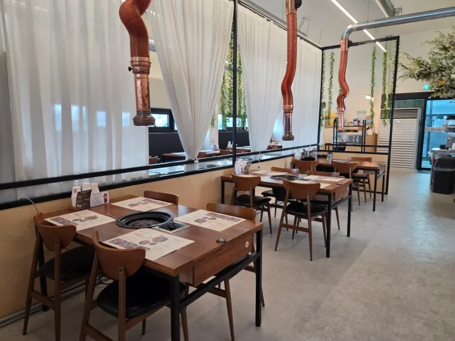 Spacious, clean dining hall at Ihwajeong Charcoal-Grilled Pork Galbi