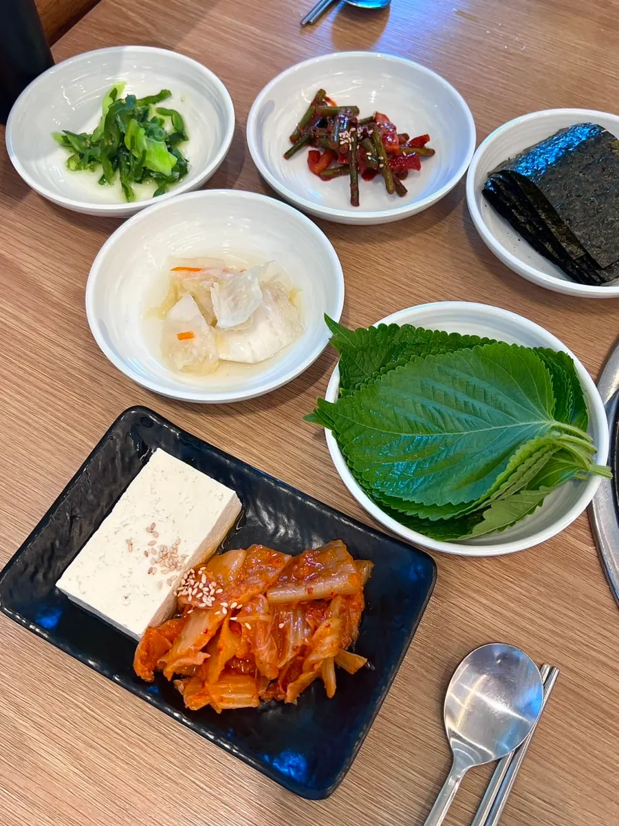 두부김치와 김 등 기본 반찬 한 상