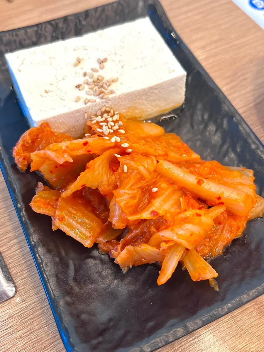 새콤한 김치볶음과 두부 반찬