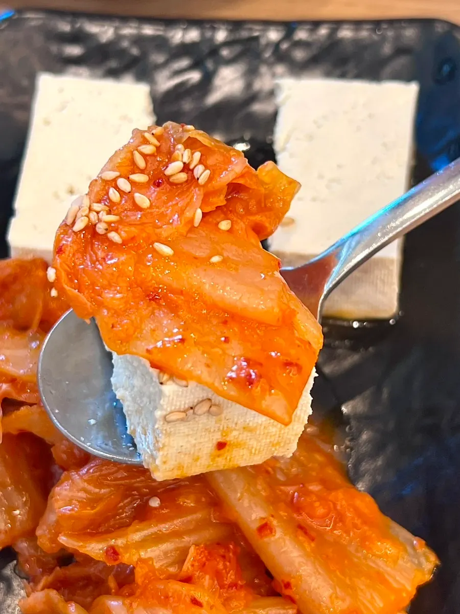 두부 위에 올린 김치볶음 한 점