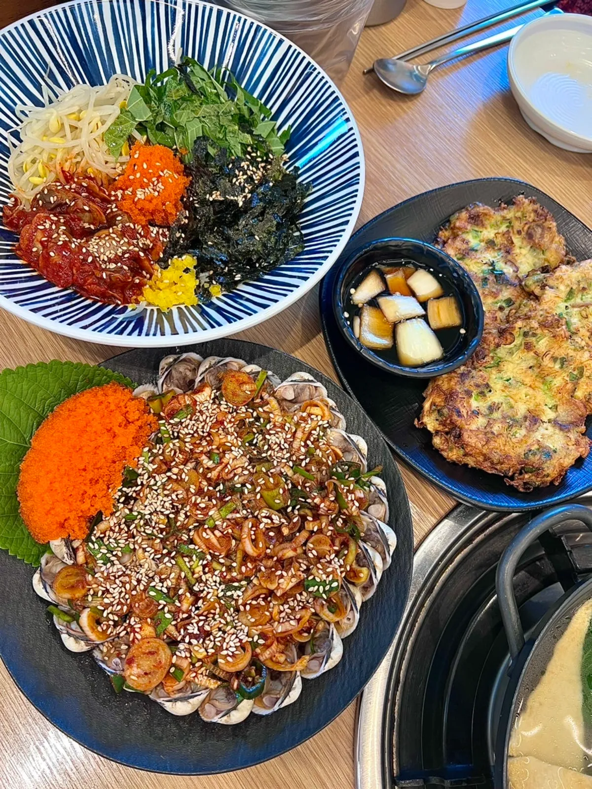 세 명이 주문한 패밀리세트 한 상 차림