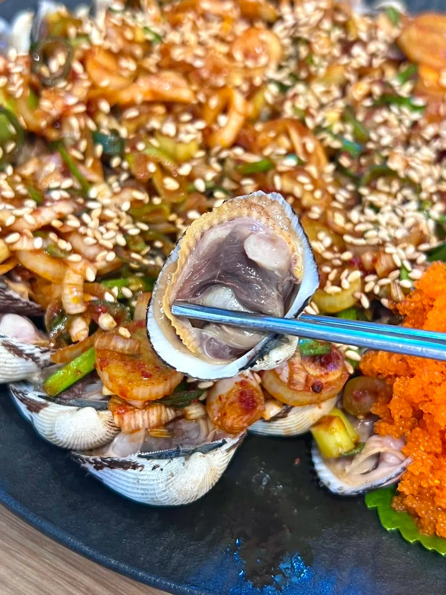 날치알과 함께 나온 양념꼬막 클로즈업