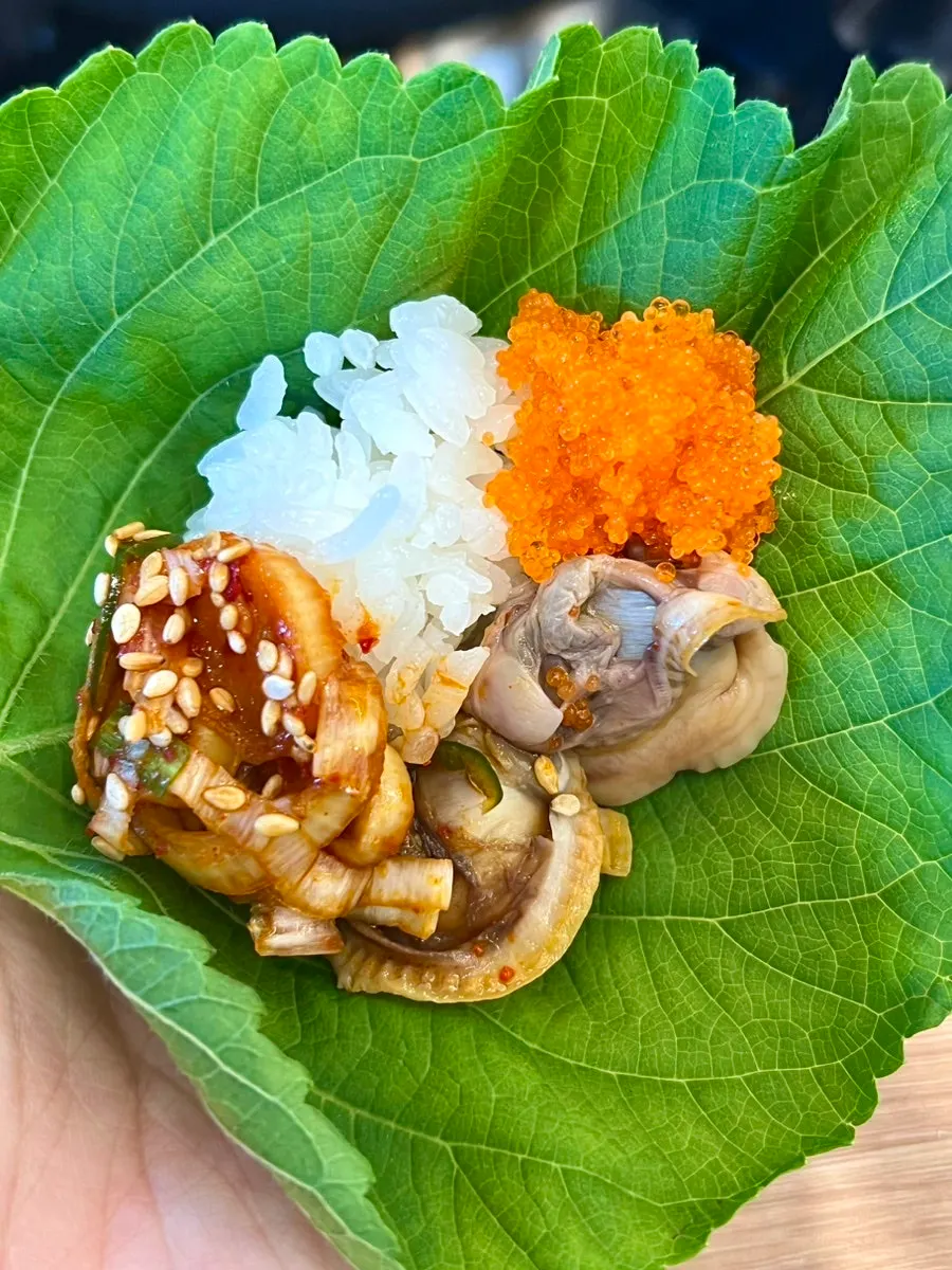 깻잎에 밥과 양념꼬막을 올린 쌈