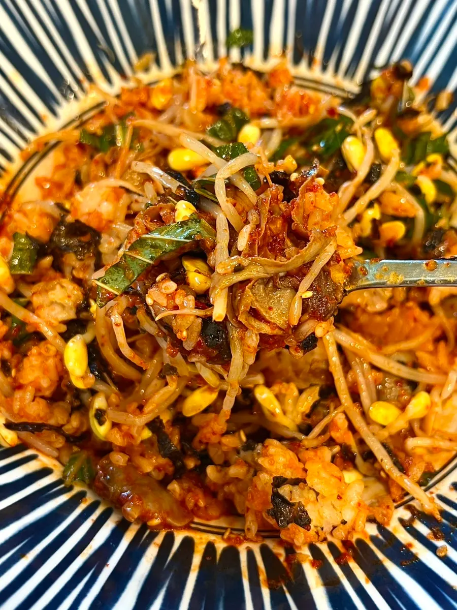 꼬막과 날치알이 섞인 빨간꼬막비빔밥