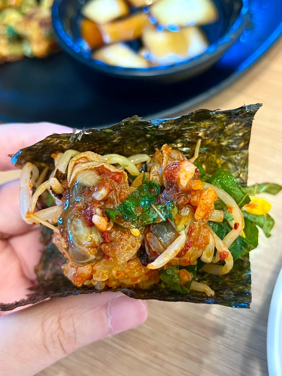 숟가락에 뜬 빨간꼬막비빔밥