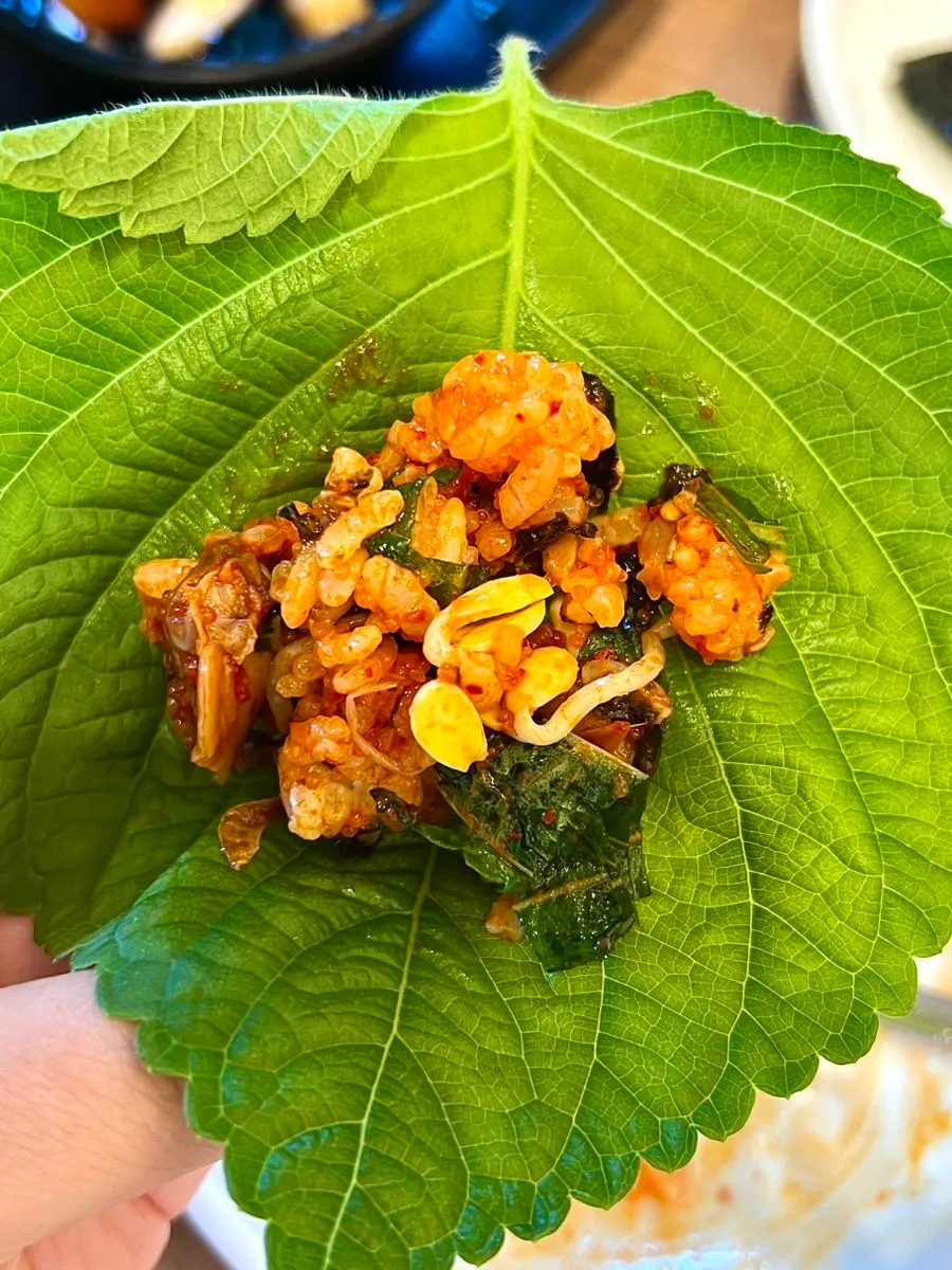 김에 올린 꼬막비빔밥 한 입