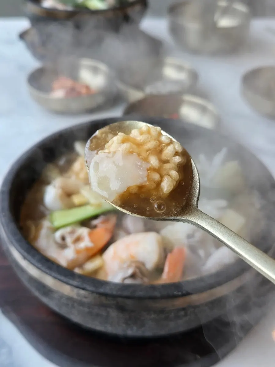 Stone pot seafood nurungji-tang completed after pouring in starchy broth