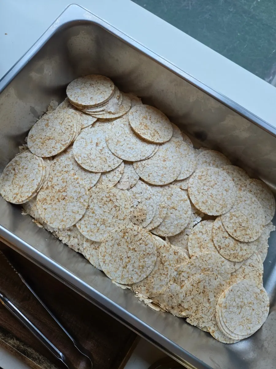 Puffed rice snack with a scorched-rice texture served as dessert