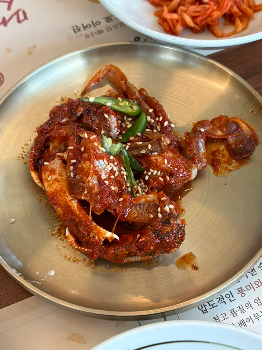 Self-bar where diners can serve themselves more banchan