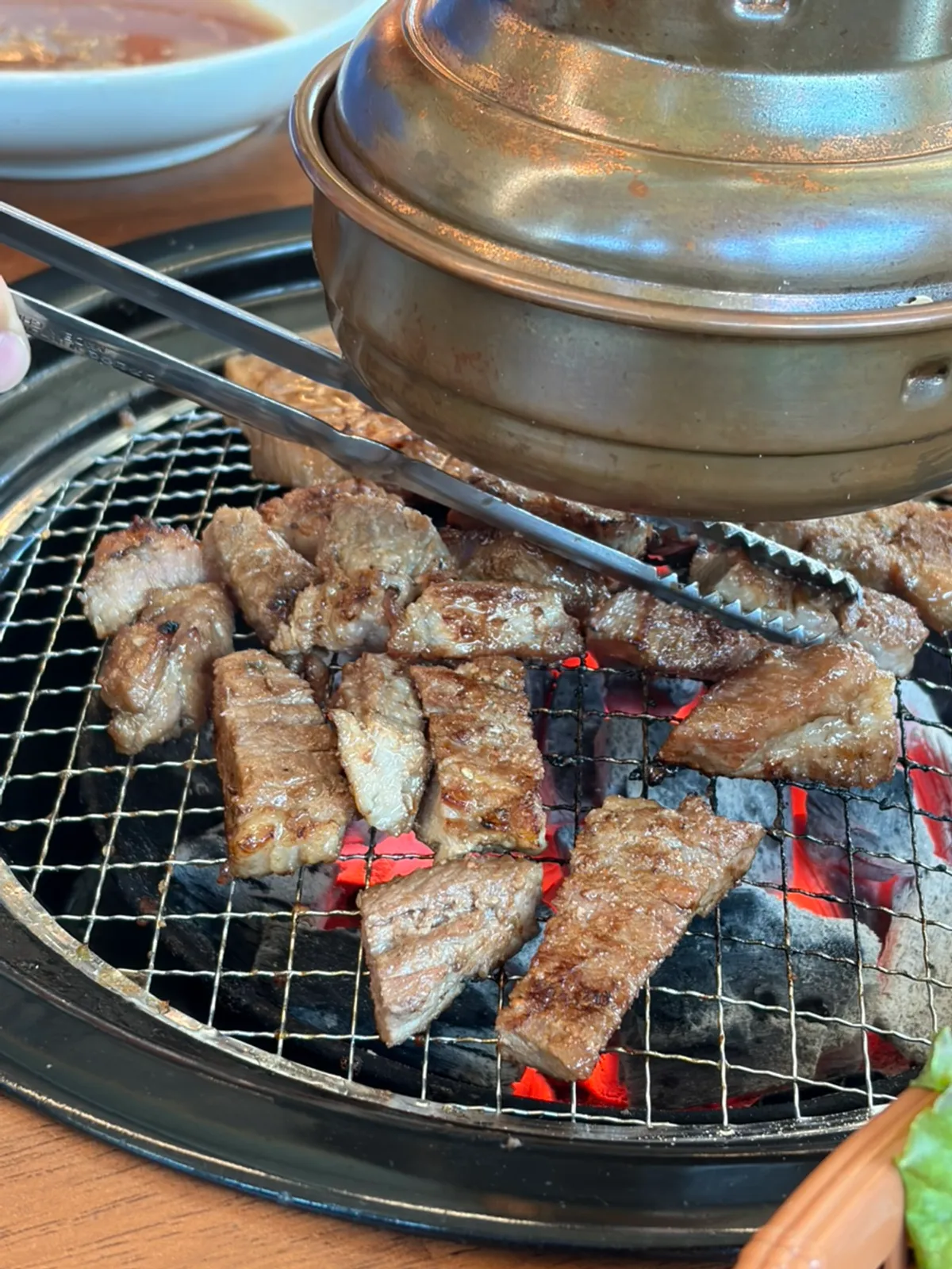 Browned, thick pork galbi cut into pieces
