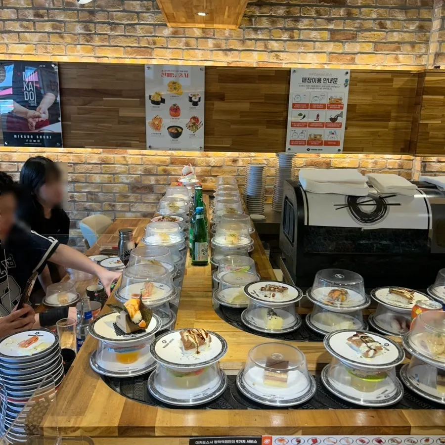 擠滿客人的迴轉壽司店