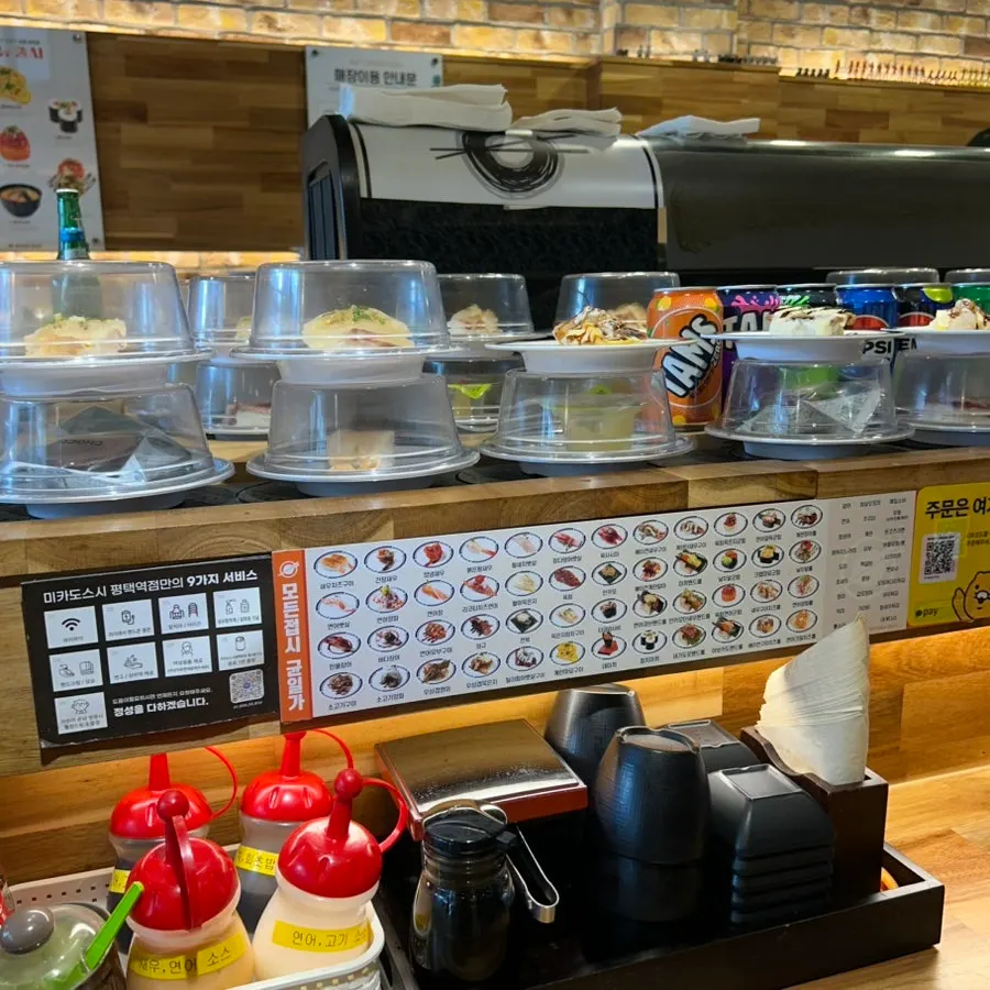 排隊後入座的壽司店座位