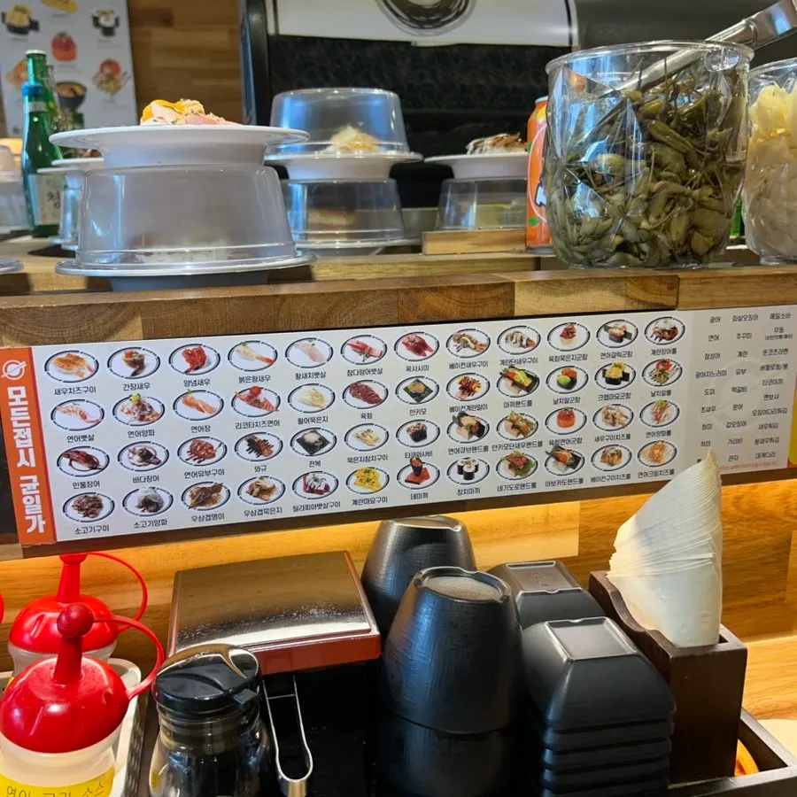 有迴轉軌道的壽司店