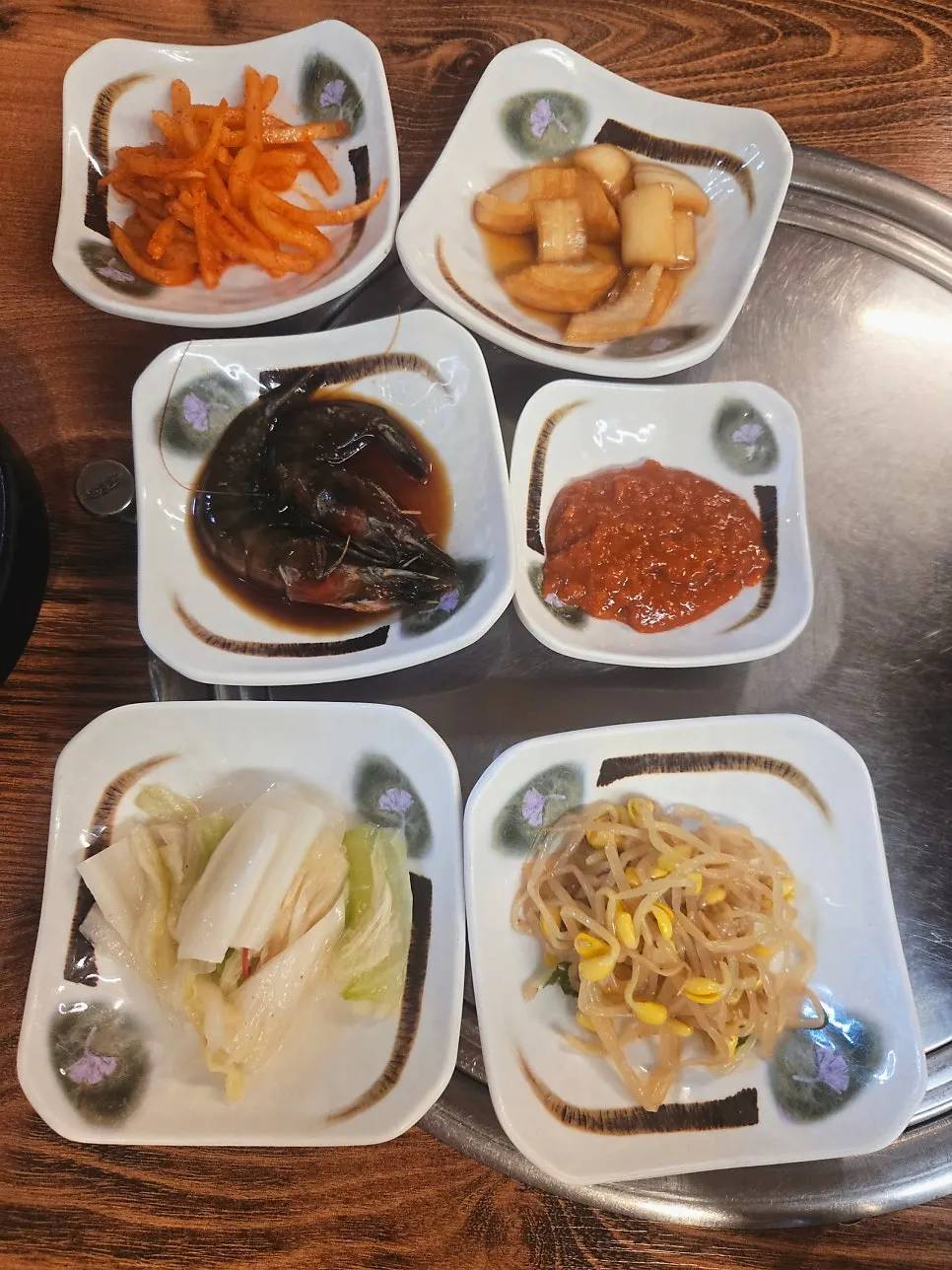 무생채와 백김치 등 밑반찬