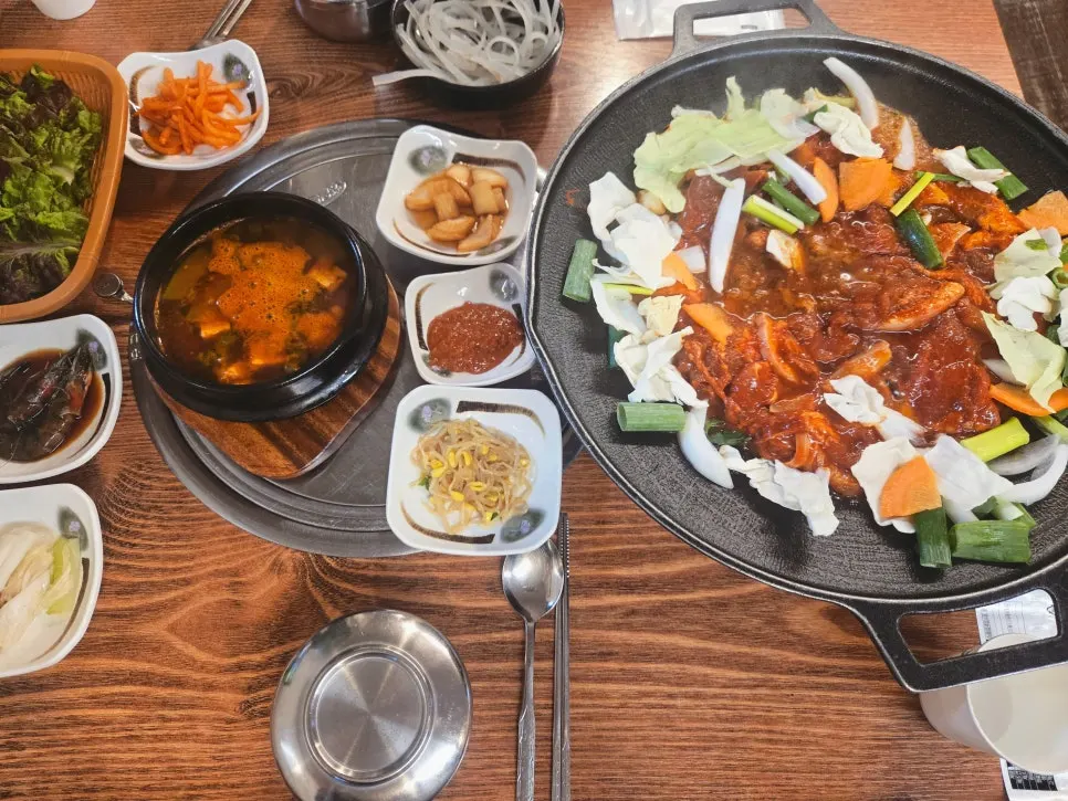 간장새우장과 콩나물무침이 놓인 반찬 상