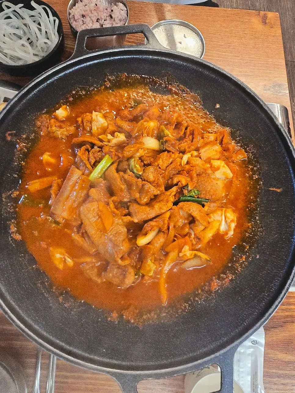 양배추와 양파를 함께 볶는 주물럭