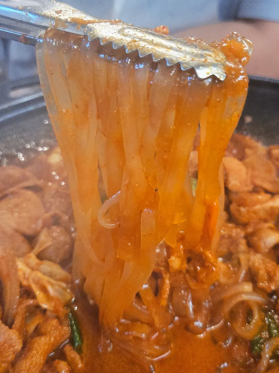 양념이 달라붙은 탱글한 굵은 당면
