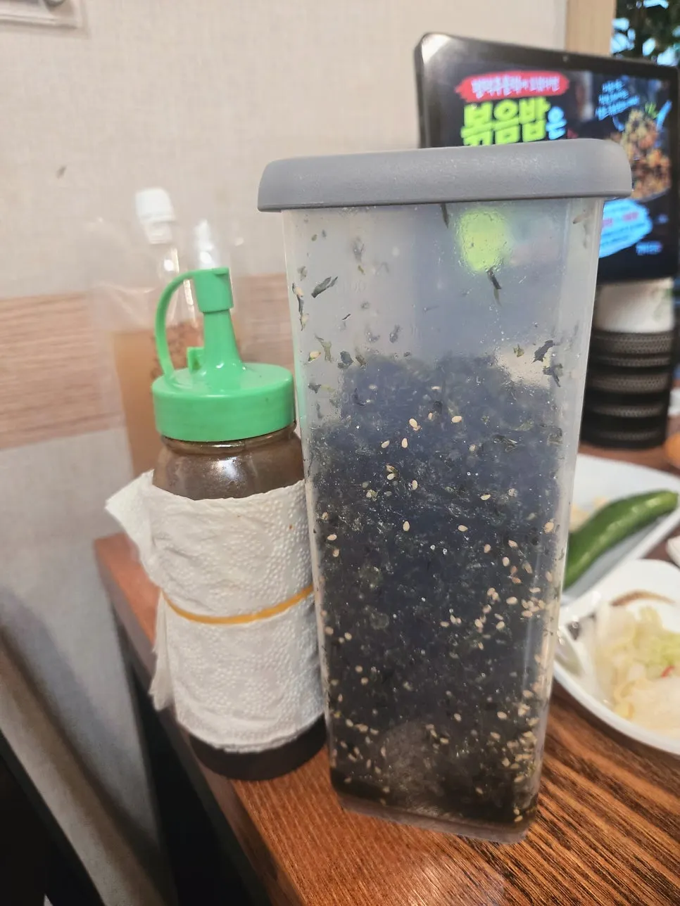남은 양념에 밥을 올려 볶는 모습