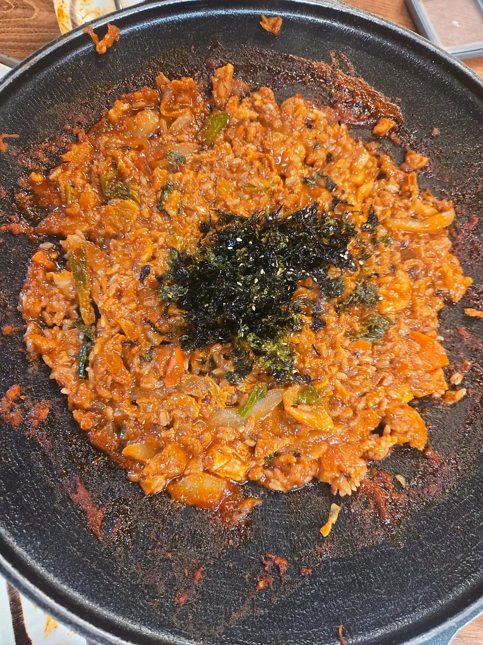 김가루 올린 고추장주물럭 볶음밥