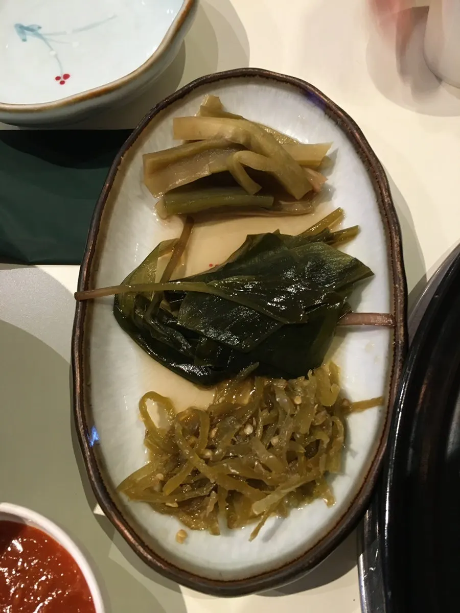 무생채와 명이나물 등 옥련갈비 밑반찬