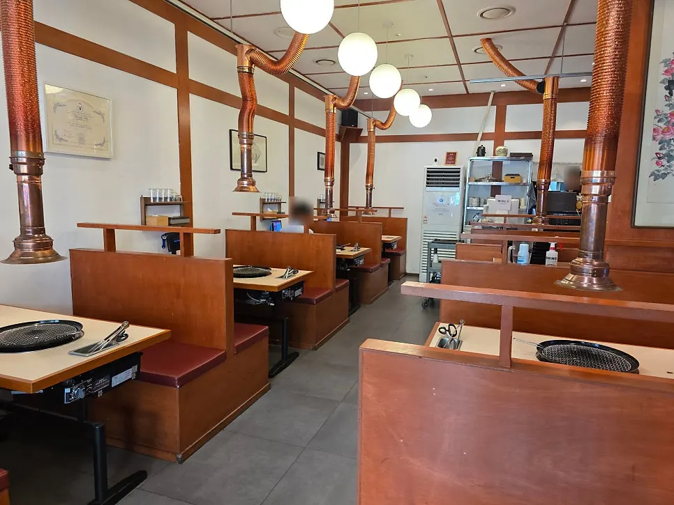 Reddish wood-tone interior design of Okryeon Galbi