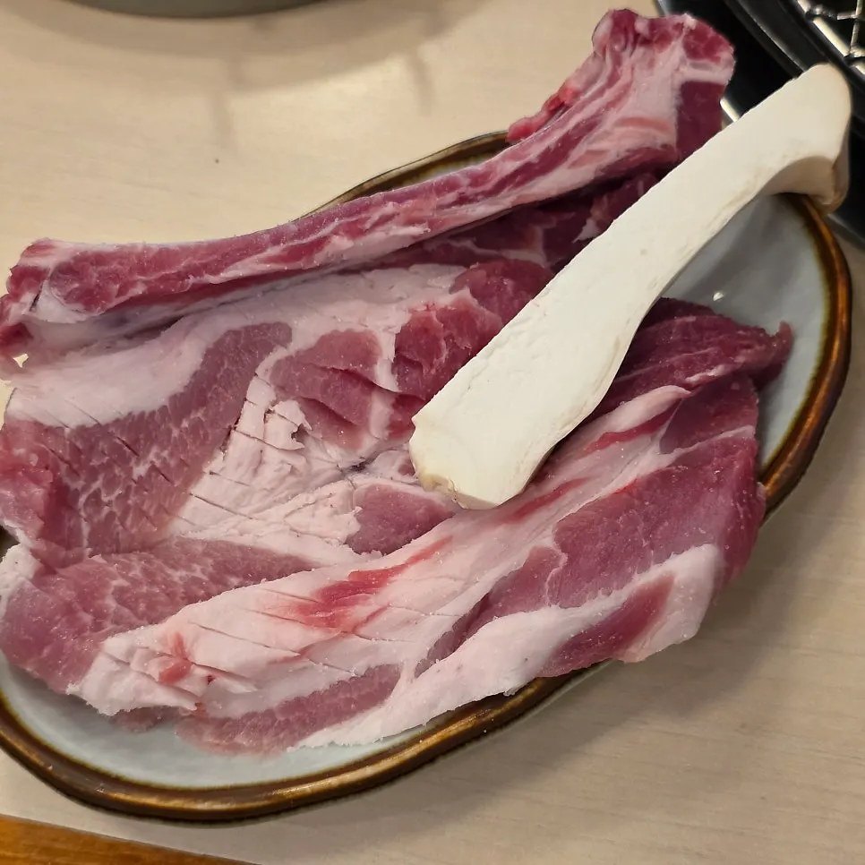 Black pork seasoned galbi on the grill