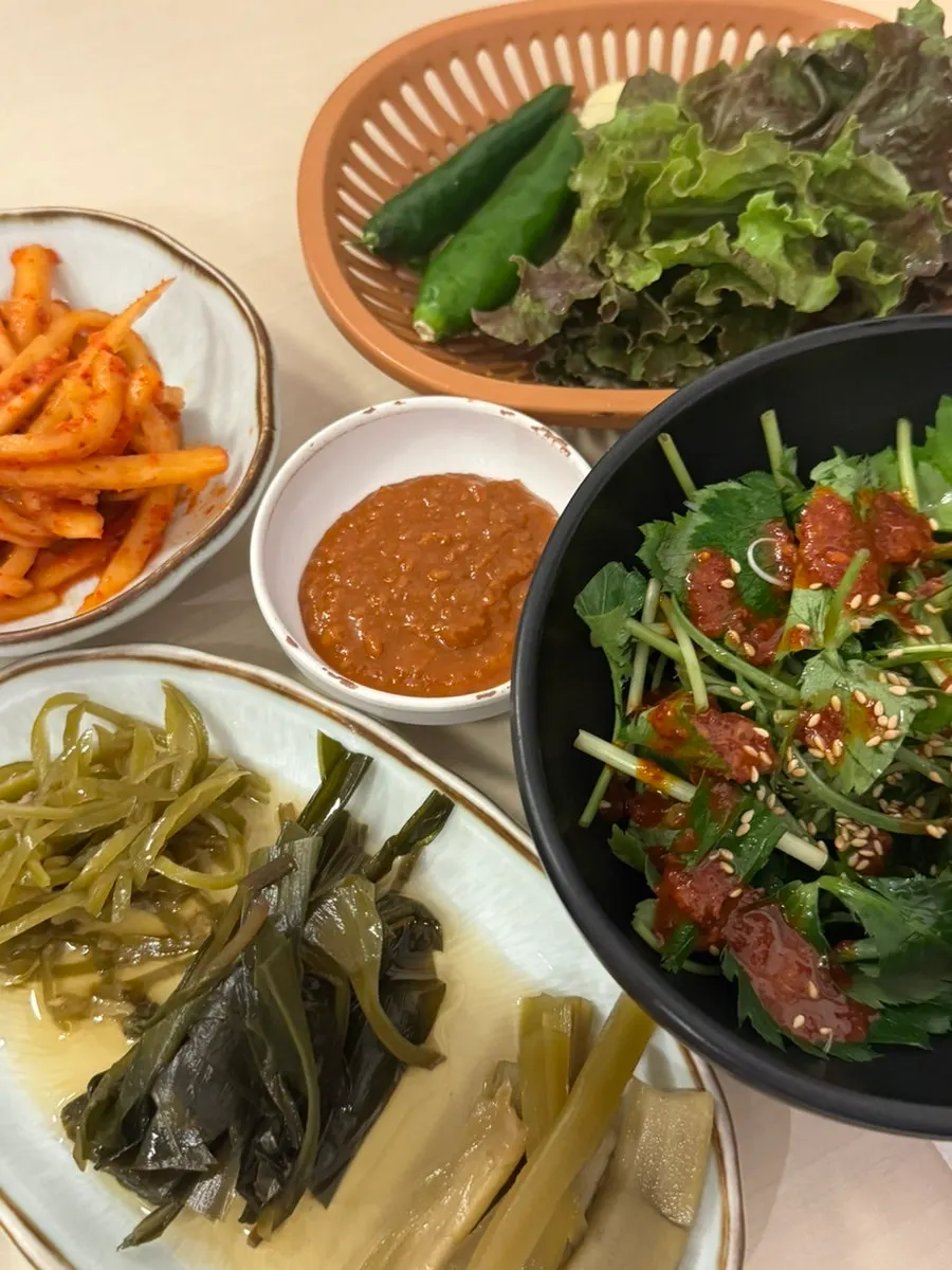 돼지갈비와 함께 나온 기본찬 한 상