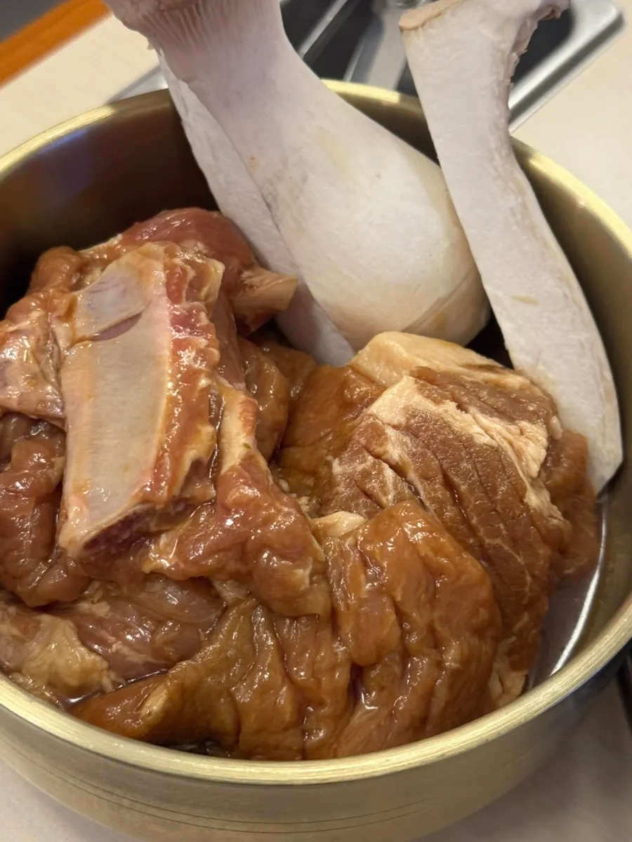 양념이 배어 있는 유자숙성 돼지갈비 3인분