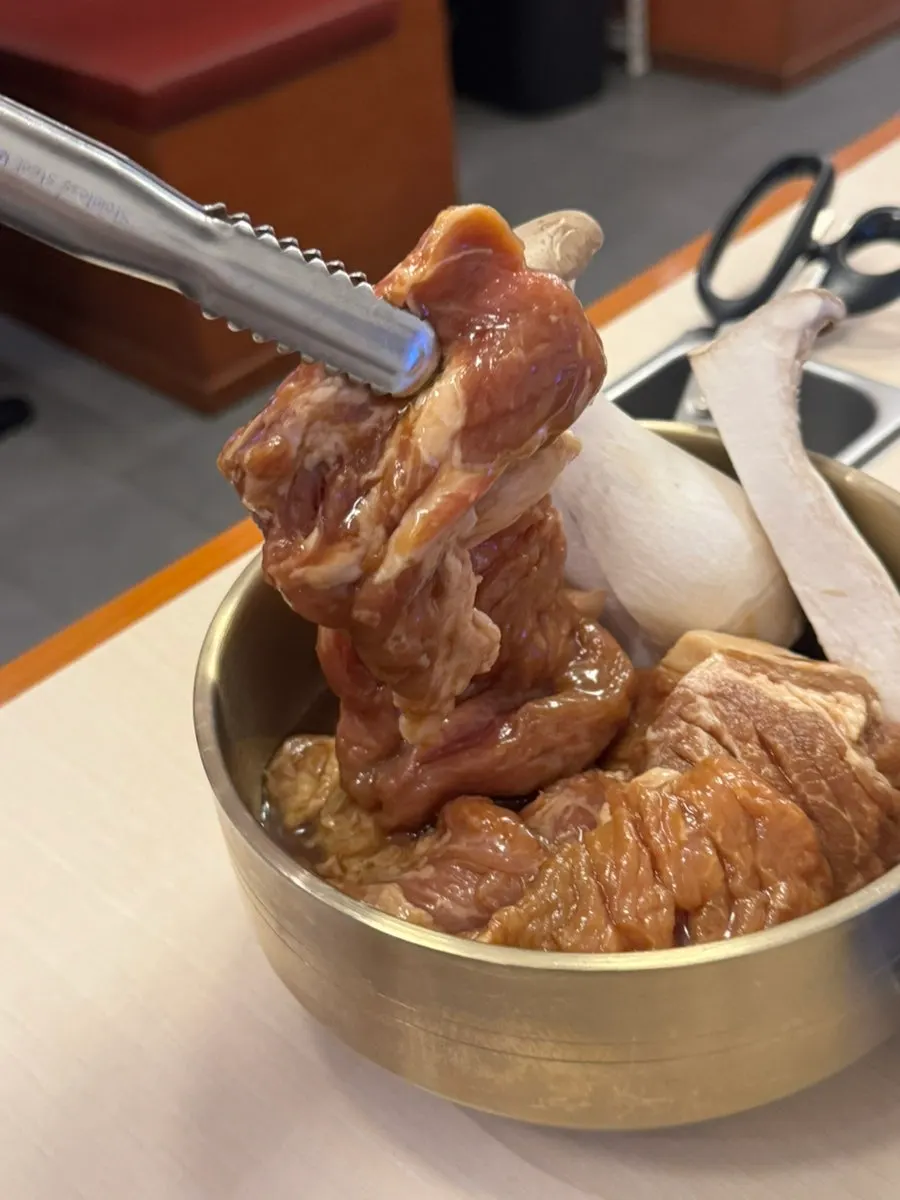 불판에 올려 익기 시작한 돼지갈비