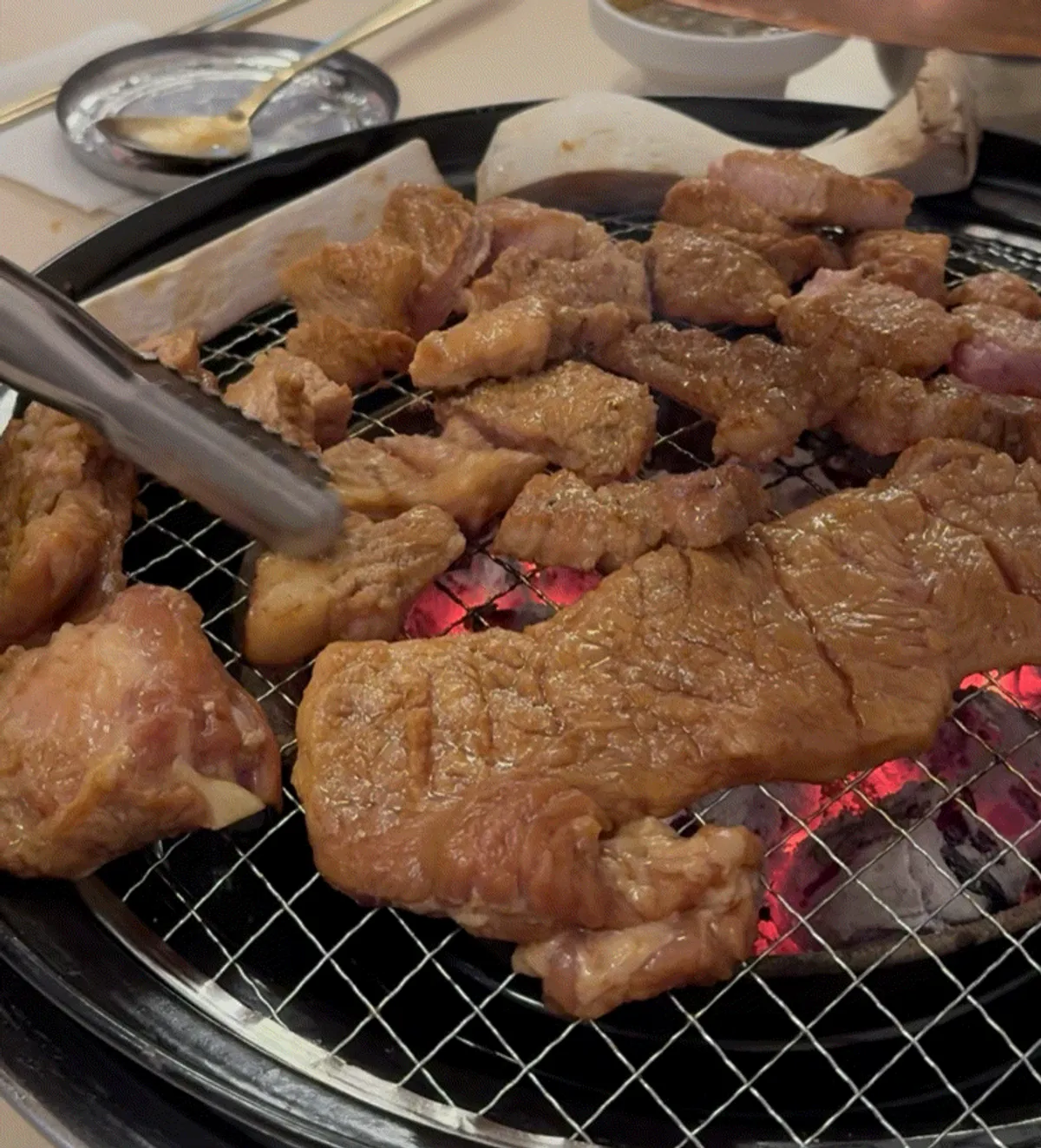 직원이 직접 구워주는 양념 돼지갈비