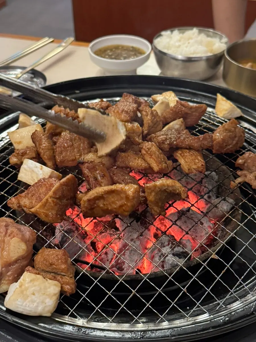 먹기 좋은 크기로 잘린 돼지갈비