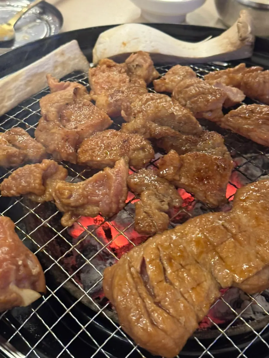 노릇하게 익어가는 유자숙성 돼지갈비