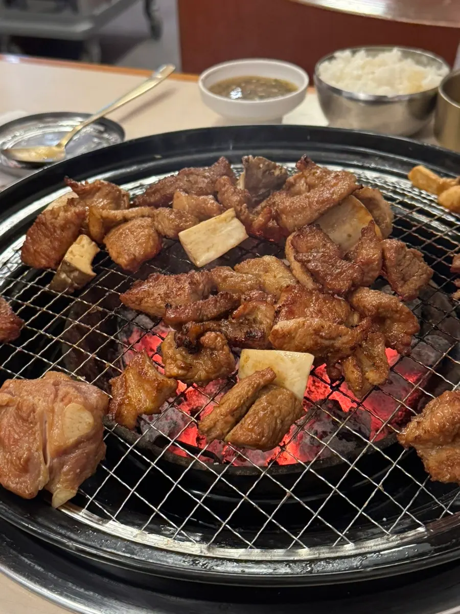 잘 익은 돼지갈비 한 점