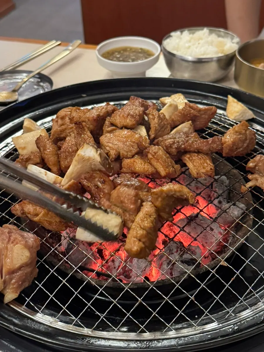 집어 든 돼지갈비 클로즈업