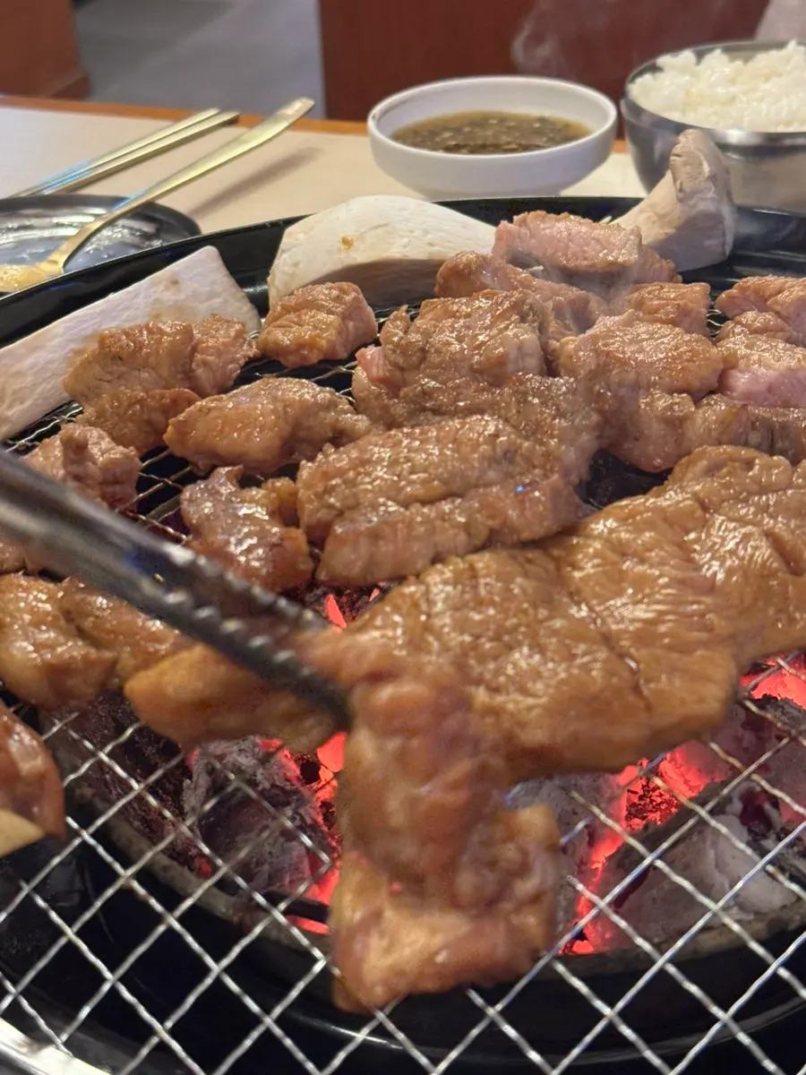 양념이 눌어붙은 돼지갈비 표면