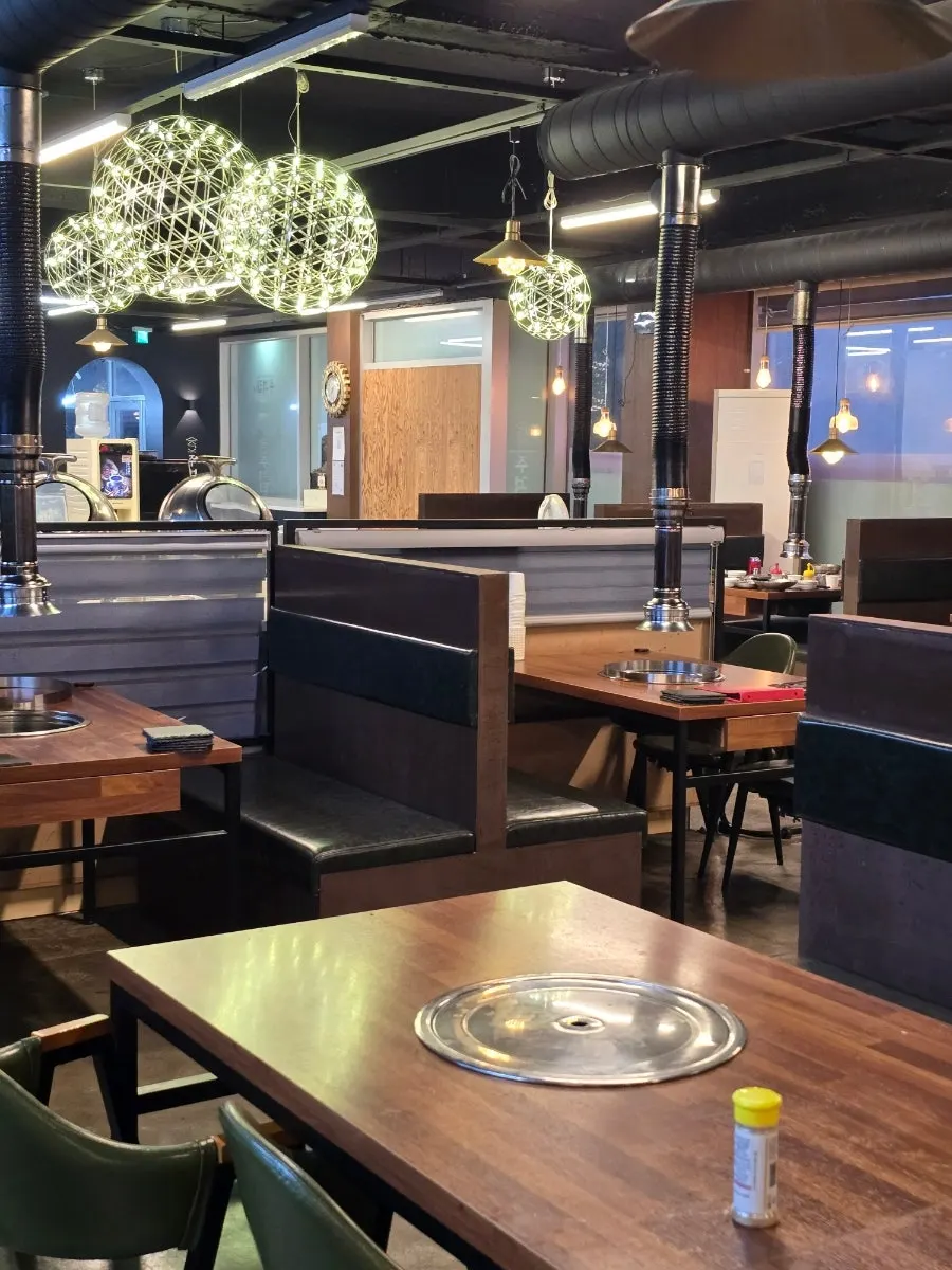 Spacious interior at Jugeokjip